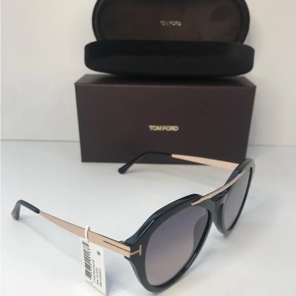 New authentic Tom Ford TF 576 01B Lisa-02 Sunglass Tom Ford Lisa-02 FT0576/S 52G 54 Sunglasses | Shade Station main image 3